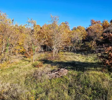 Štokovci - građevinsko 645 m2 i poljoprivredno 1603 m2 zemljište - Štokovci, Svetvinčenat