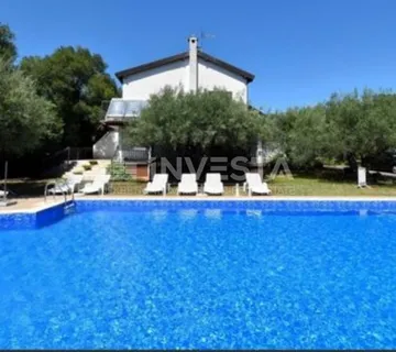 Kuća sa tri stambene jedinice i bazenom - cover