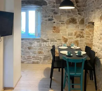 Peroj, kamena kuća s malim dvorištem u staroj jezgri - cover