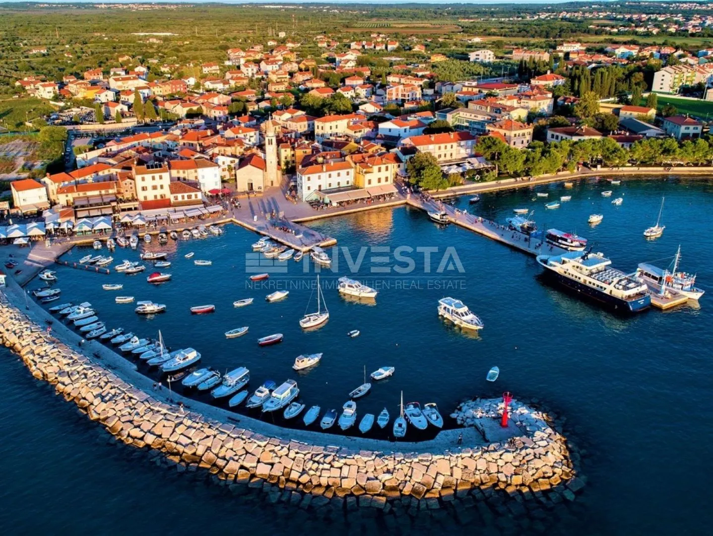 Fažana, kuća s dva odvojena stana, blizu centra i plaža - cover