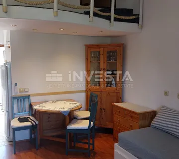 Dvoetažni stan u Červar Portu - cover