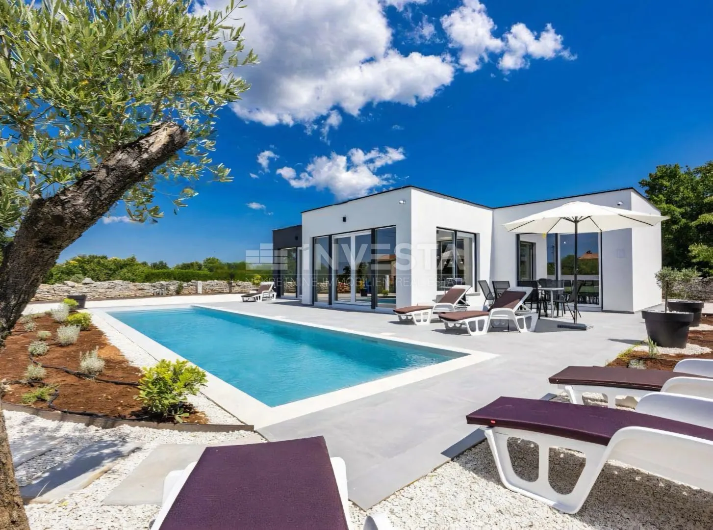 Vodnjan okolica, moderna vila s bazenom i solarnom elektranom - cover