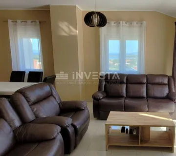 Prostran stan sa 3 spavaće sobe, 2 terase i pogledom na more - cover