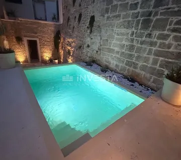 Prekrasna kamena vila u Tinjanu - cover