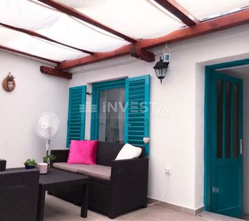 Pula, renovirani stan u centru na 1.katu od 45m2 - cover