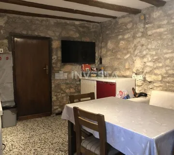 Bale, autohtona kamena kuća, idealna za život i investiciju - cover