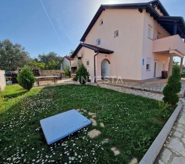 Peroj, apartmanska kuća s bazenom i pogledom na more - cover
