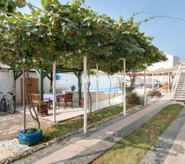 Fažana, Valbandon, samostojeća kuća sa 4 stambene jedinice i bazenom - cover