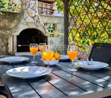 Peroj, kuća na tri etaže s prostranom okućnicom, blizu mora - cover