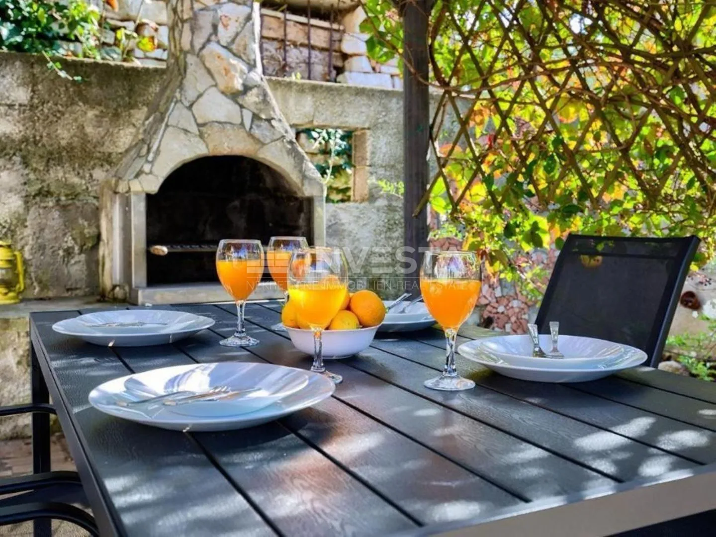 Peroj, kuća na tri etaže s prostranom okućnicom, blizu mora - cover