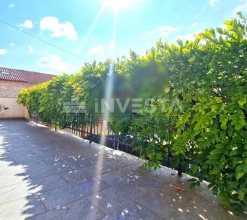 Momjan, Kuća sa 2 stambene jedinice i bazenom  - cover