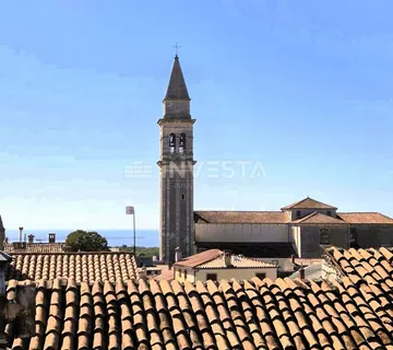 Vodnjan, kuća u nizu s krovnom terasom i pogledom na more - cover