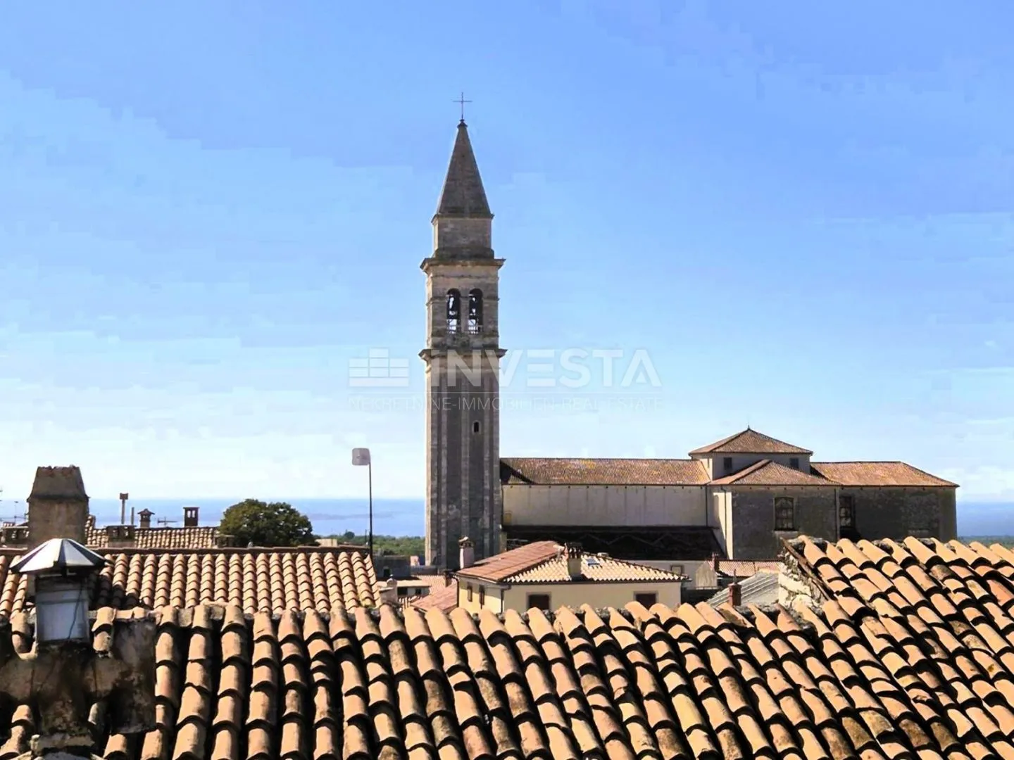 Vodnjan, kuća u nizu s krovnom terasom i pogledom na more - cover