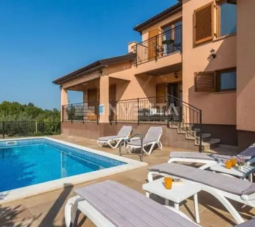 Vila sa bazenom - cover