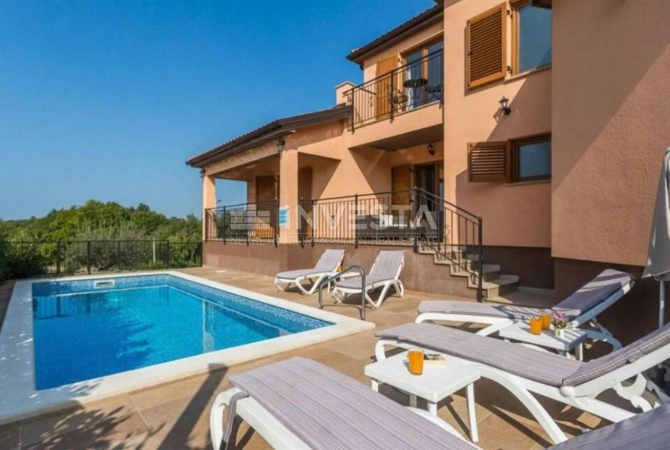 Vila sa bazenom - cover