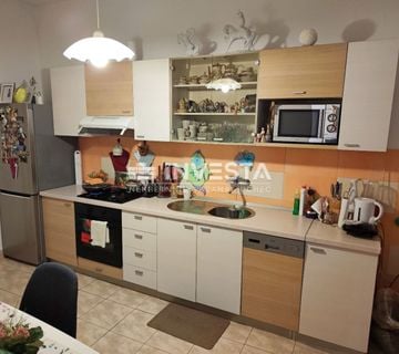 Pula centar, dvosobni stan na 1.katu, 68 m2, garaža - cover