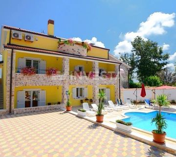Poreč okolica, lijepa samostojeća kuća s bazenom i 4 stambene jedinice - cover