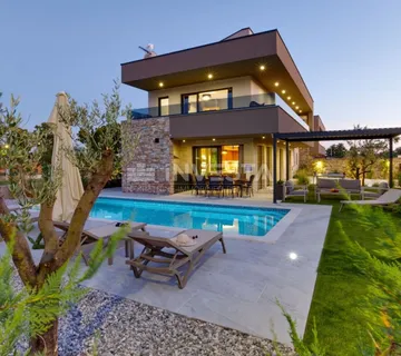 Luksuzna nova dvojna vila s grijanim bazenom i wellnessom - cover