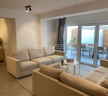 Premantura, luksuzan prostrani stan 123m2 s vrtom i jacuzzijem - cover