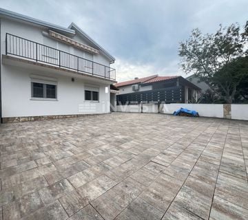 Marčana okolica, namještena kuća s dvije stambene jedinice - cover
