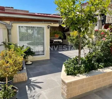 Pula centar, stan 1.kat s velikom terasom i zasebnim ulazom - cover