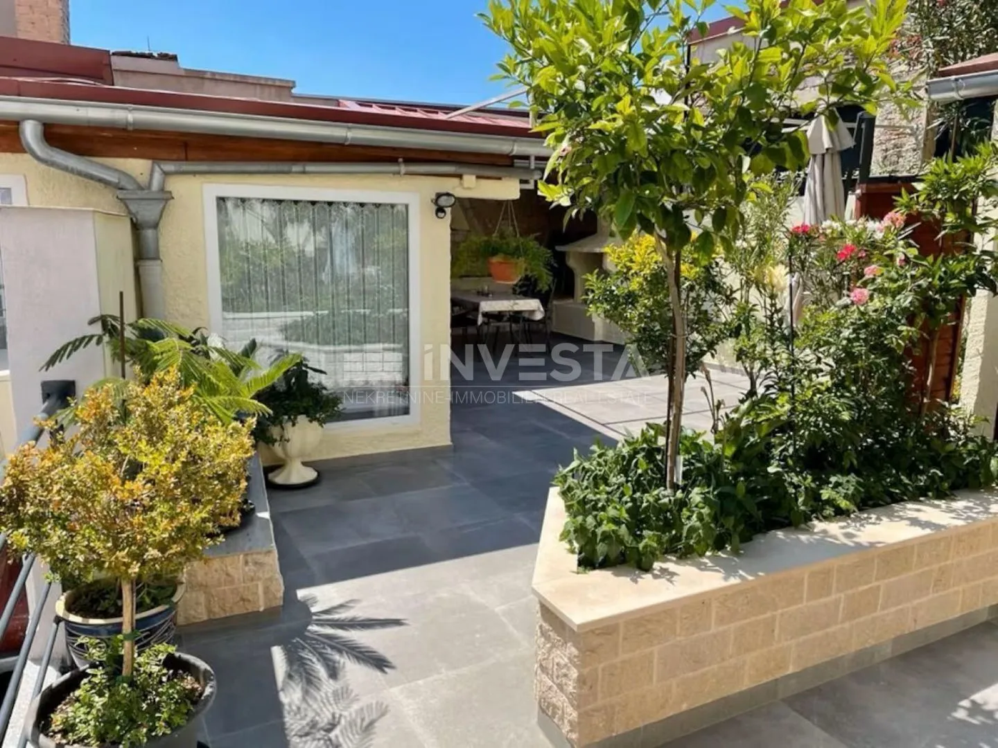 Pula centar, stan 1.kat s velikom terasom i zasebnim ulazom - cover