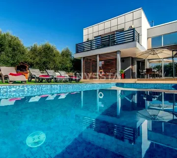 Vodnjan, impresivna vila s grijanim bazenom, velika okućnica - cover