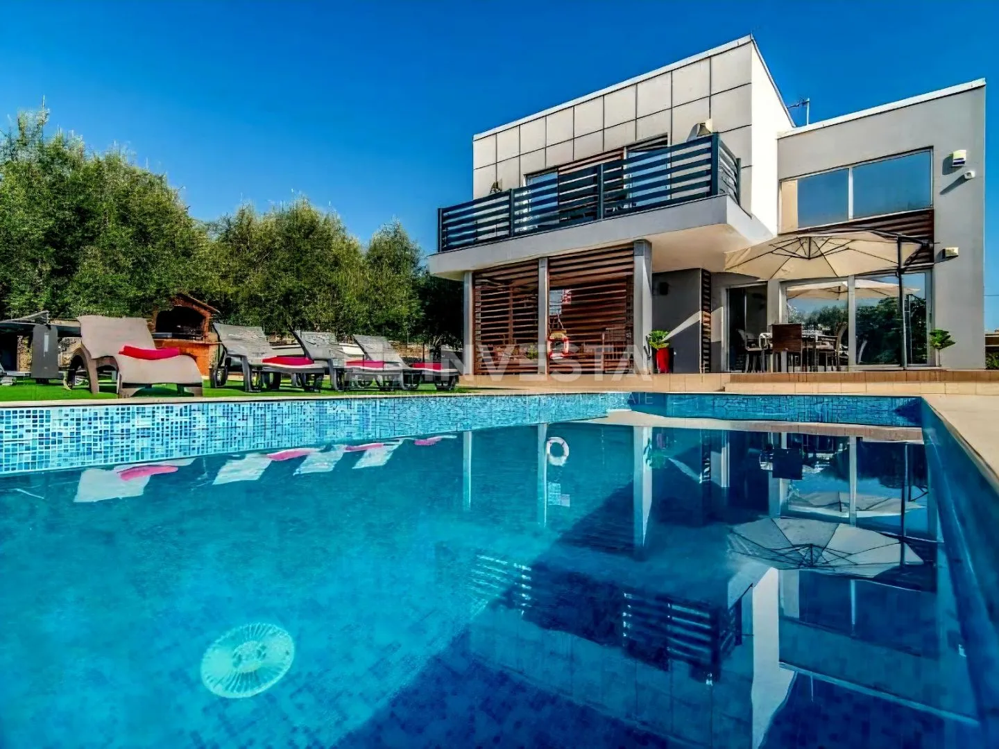 Vodnjan, impresivna vila s grijanim bazenom, velika okućnica - cover