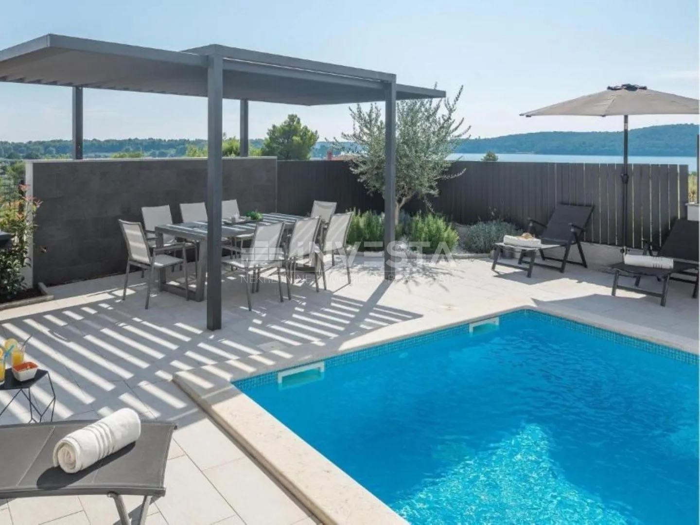 Vila sa bazenom, pogledom na more i dodatnim apartmanom - cover