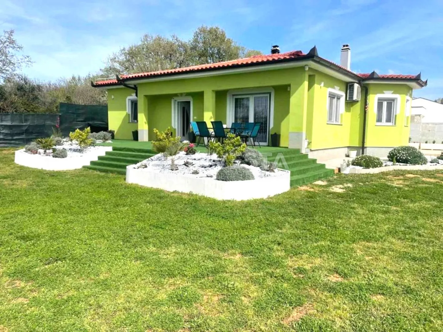 Obiteljska prizemna kuća, 3SS, prostrana okućnica - cover