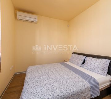 Apartman sa 3 spavaće sobe, parkingom i terasom, 200m od mora - cover