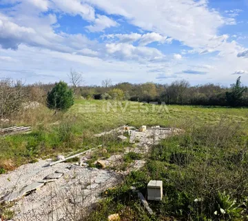 Žminj okolica – građevinsko zemljište 808 m² s vlastitim pristupom - cover