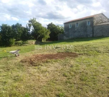 Okolica Gračišća, autohtona istarska kuća s prostranim zemljištem - cover
