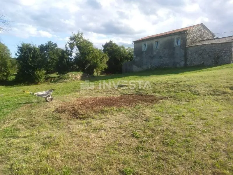 Okolica Gračišća, autohtona istarska kuća s prostranim zemljištem - cover