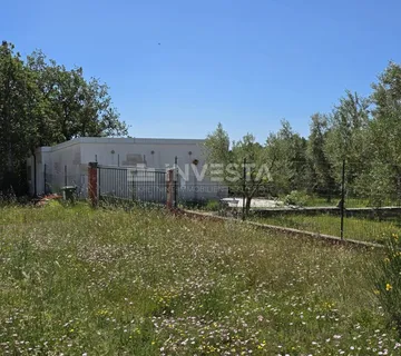 Barbariga – imanje od 4.000 m² s maslinikom, legaliziranim objektima i infrastrukturom - Barbariga, Vodnjan