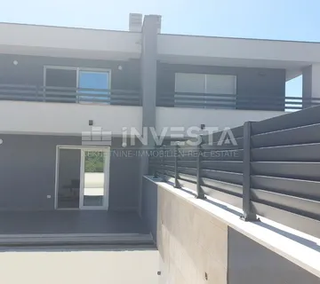 Novigrad, Dvojna kuća sa bazenom