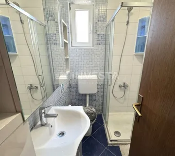 Stan u prizemlju s 2 spavaće sobe, atraktivna lokacija blizu mora - cover