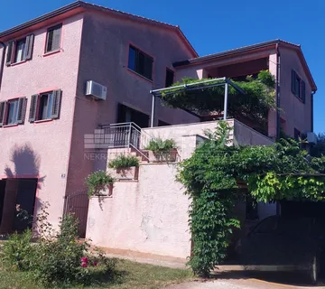 Dvojna kuća sa velikom okućnicom - Poreč