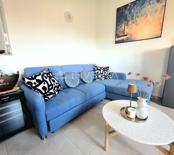 Peroj, kvalitetno opremljen stan s pogledom na more, 1km do plaže - cover