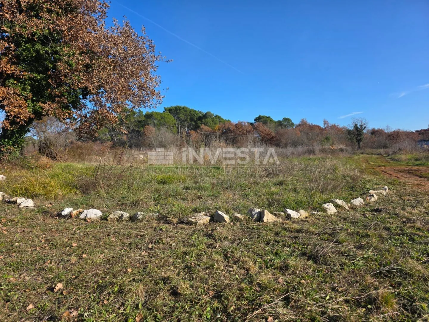 Građevinsko zemljište s dozvolom – vila s bazenom i garažom - cover