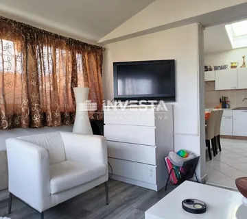 Poreč, dvosoban stan s pogledom na more, 60 m2