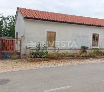 Poreč, Kuća prizemnica u nizu sa prostranom okućnicom
