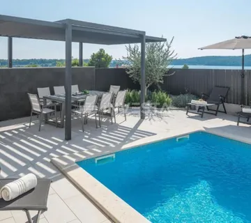 Vila sa bazenom, pogledom na more i dodatnim apartmanom - Medulin