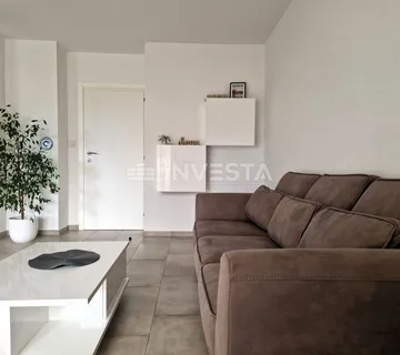 Fažana, Prostrani stan 300 m od plaže, 3SS, velika terasa
