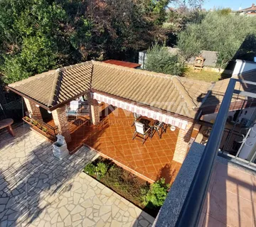 Dvojna kuća sa dva stana i pogledom na more - Poreč