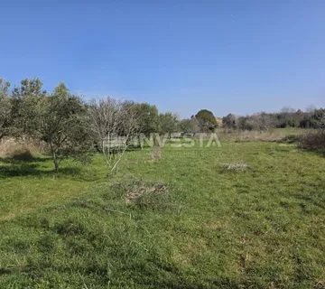 Fažana, građevinsko zemljište 2.580m2 blizu plaže