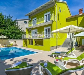 Pula, obiteljska kuća s bazenom površine 220m2 - cover