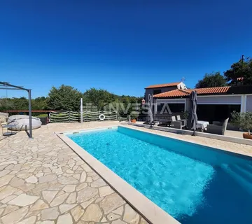 Labin okolica, dvije namještene kuće s bazenom i dodatnim građevinskim zemljištem - cover
