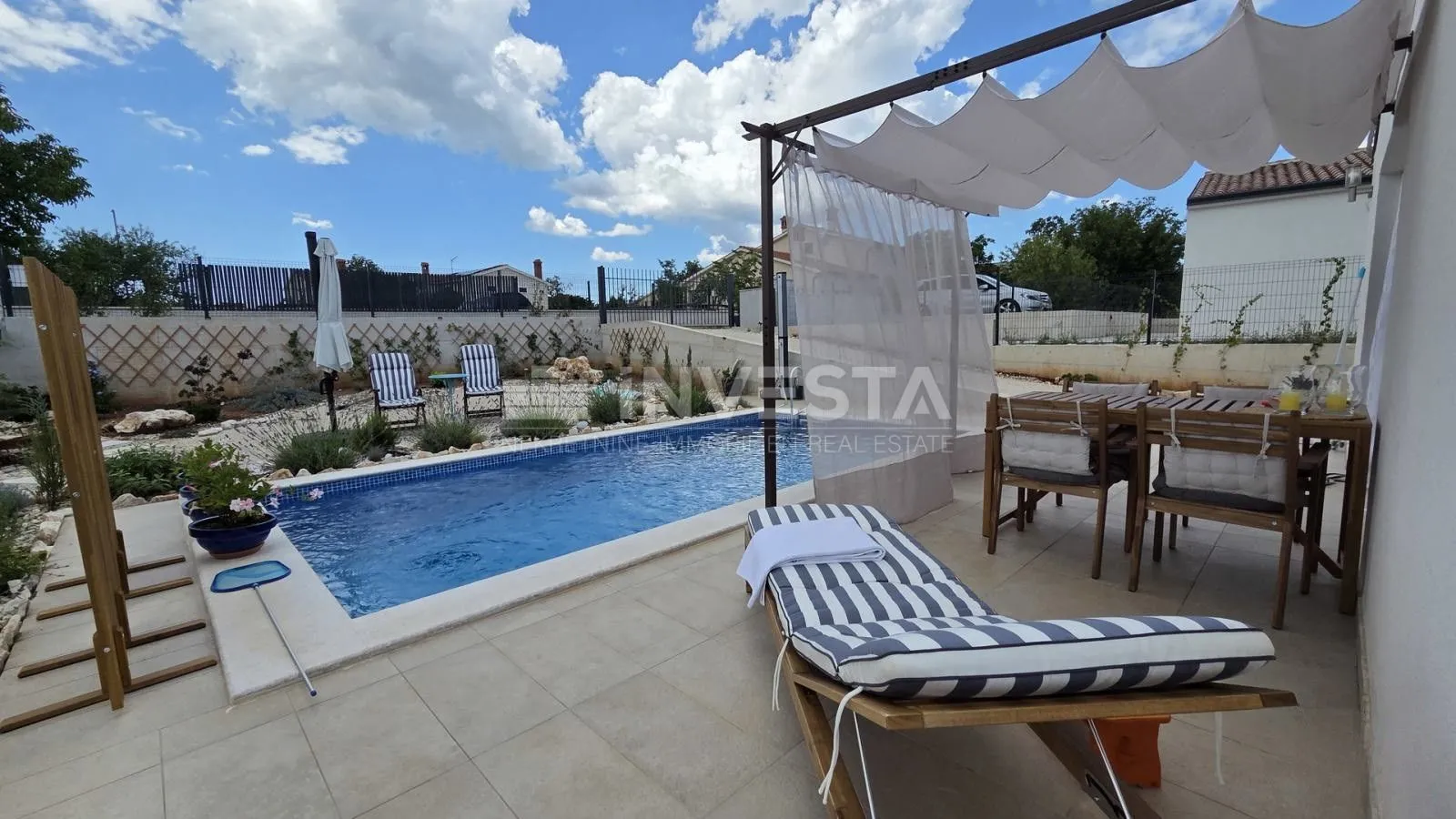 Kuća sa bazenom - cover