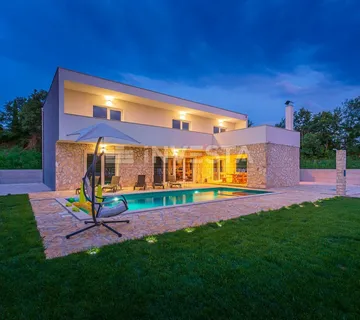 Moderna vila s bazenom - cover